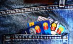 クレジットカードを使わず現金払いだと、なぜ寸借詐欺にあってると言えるのか？